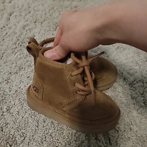 Like New! Ugg kids Lace up/Zipper suede boots size 7 - Picture 6 of 9
